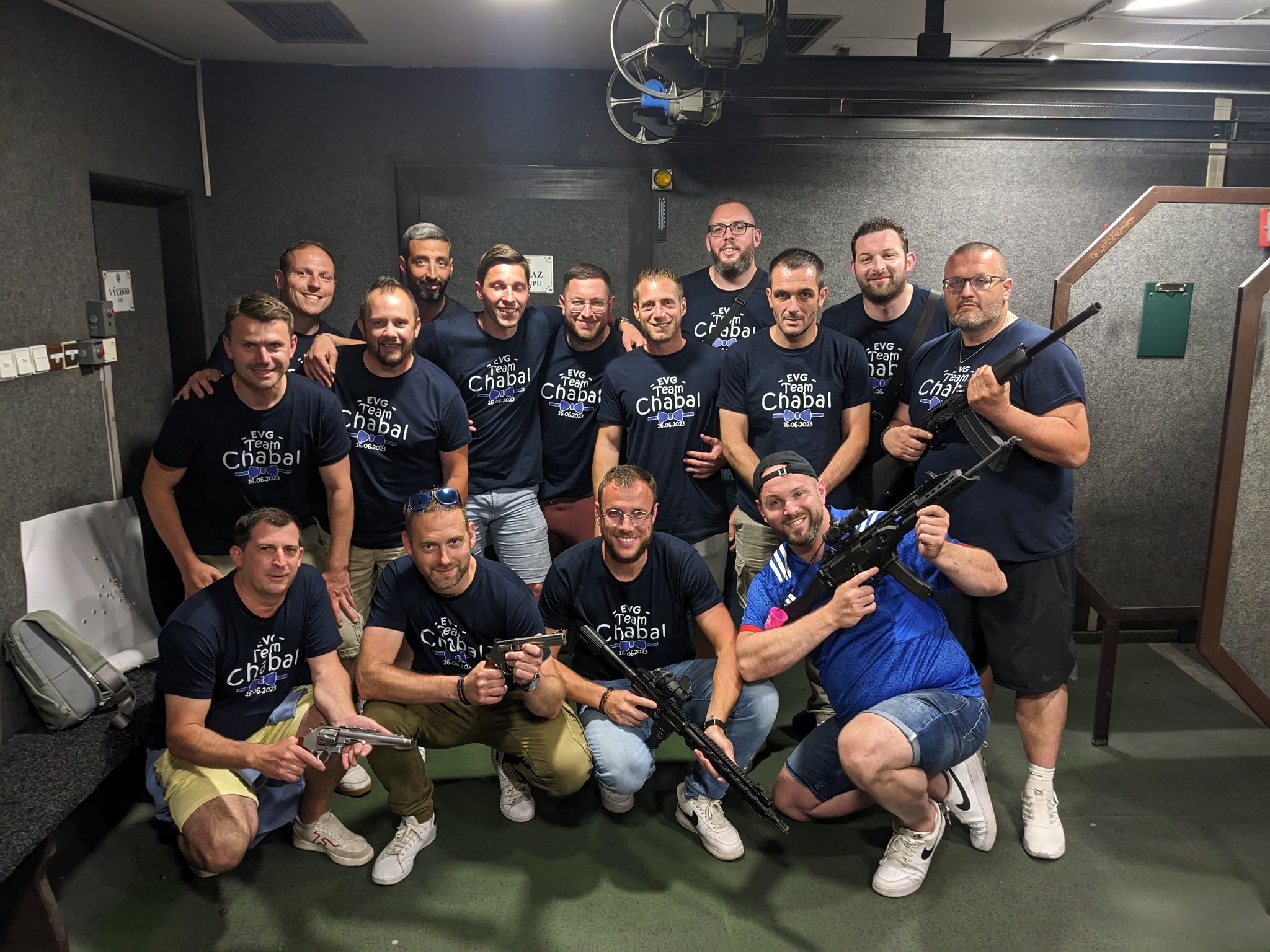 AK-47 / Scorpion EVO + 2 Waffen / 33 Schuss